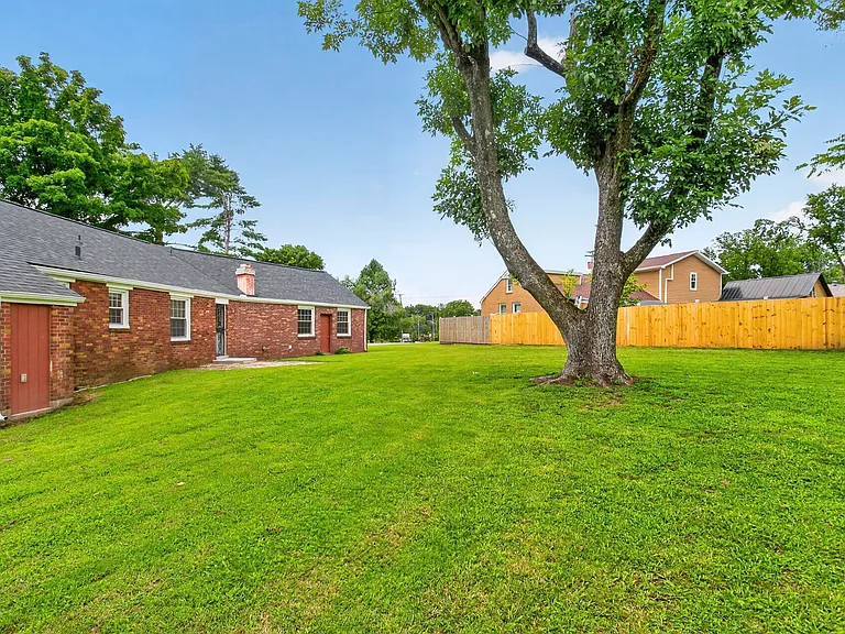 409 Woodberry Dr — Photo 30