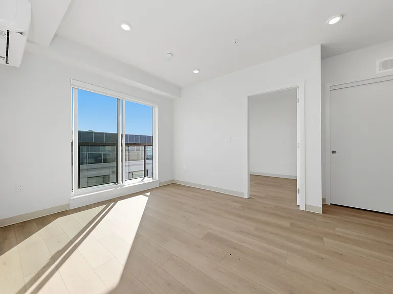 1529 Oxford St — Photo 68