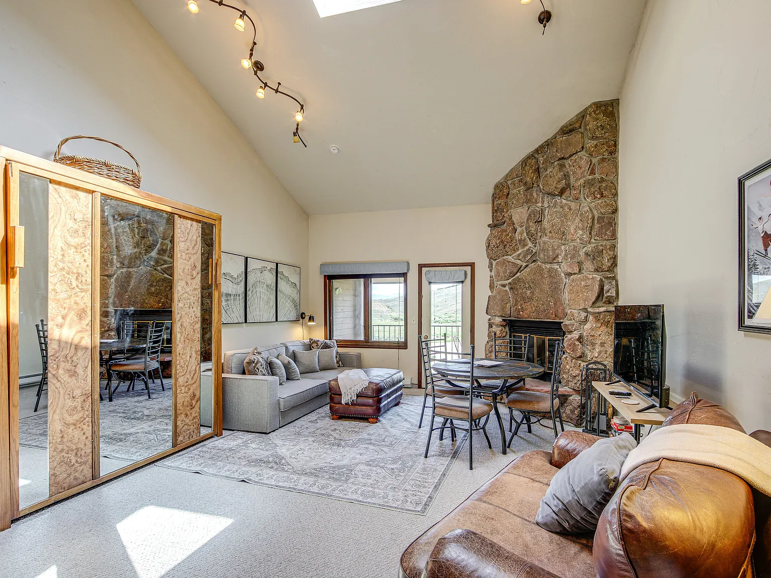 1 bed, 555 sqft, $1,975 — Photo 2