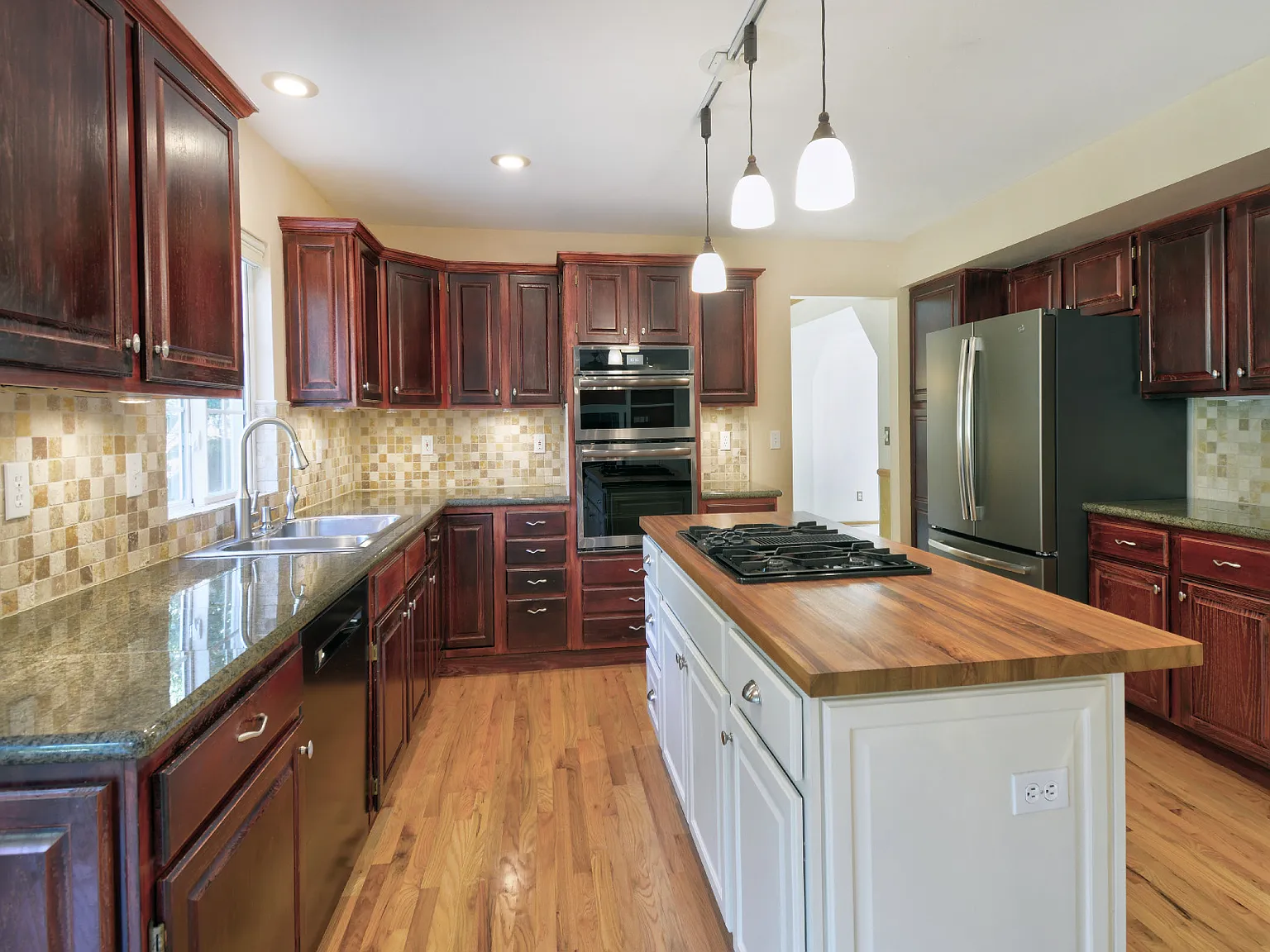 5 bed, 3.5 bath, 3795 sqft, $3,200 — Photo 3