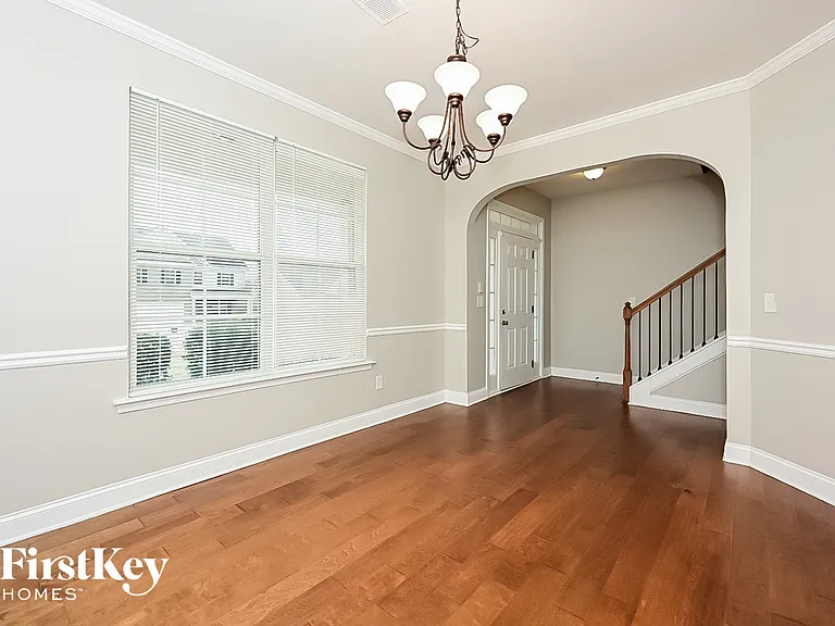 921 Piedmont Dr — Photo 3