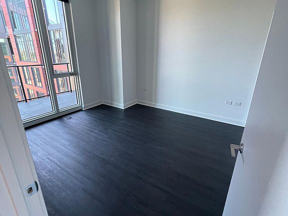 5th image of 953 W Montana St #1015