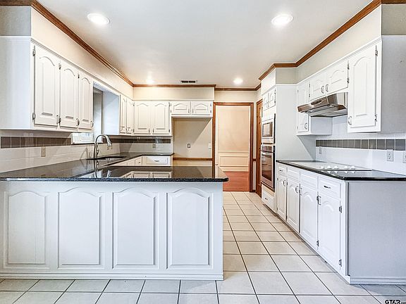 4th image of 5904 Stoneleigh Dr