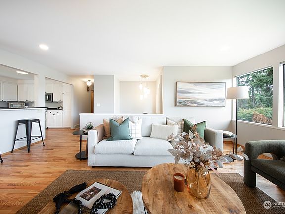 5th image of 424 205th Avenue NE