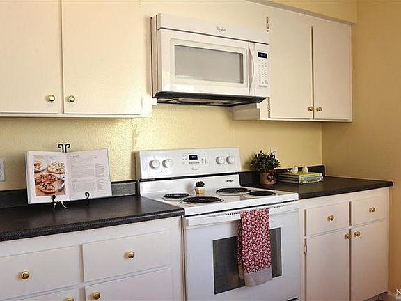 5th image of 33 Oliva Dr