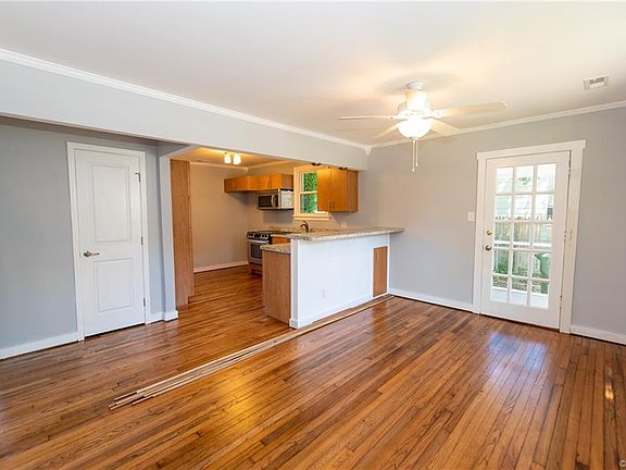 2nd image of 912 Hill Top Dr