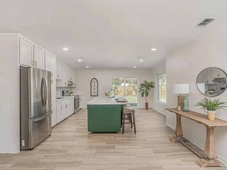 2228 Ivy Ave — Photo 3