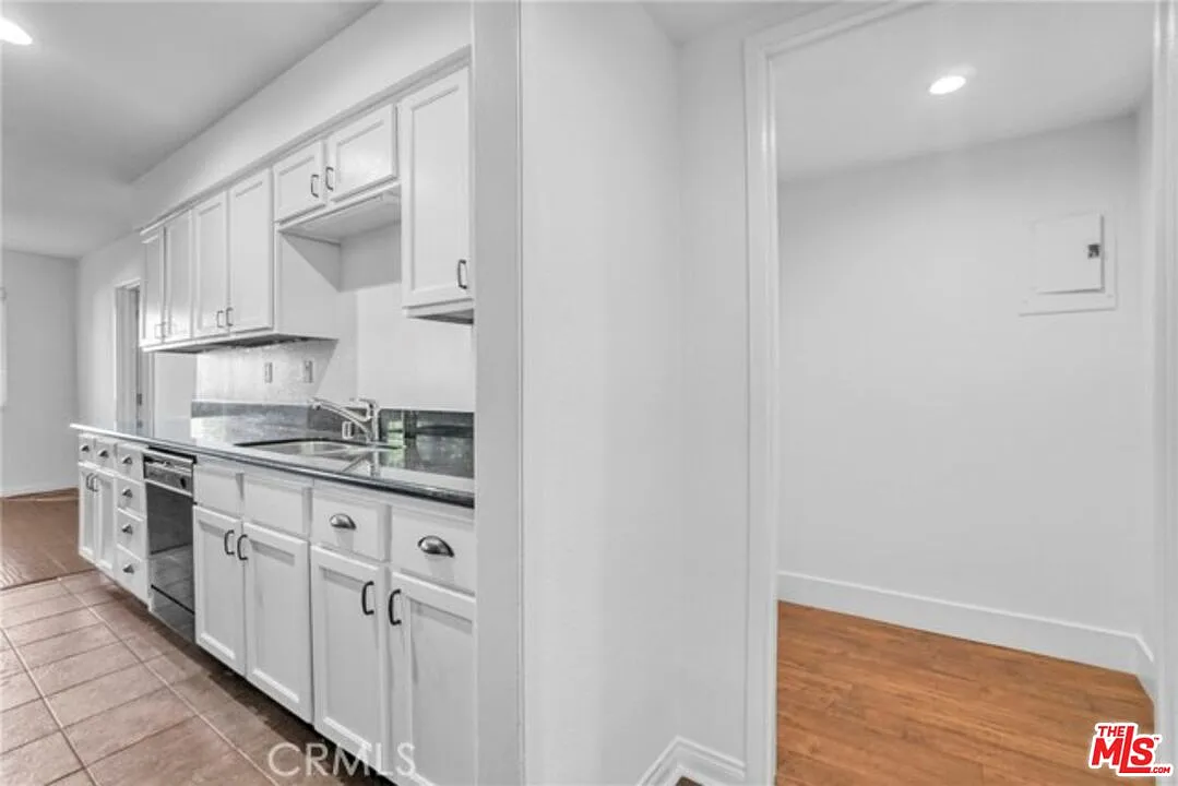 3 bed, 3.0 bath, 1352 sqft, $3,495 — Photo 3