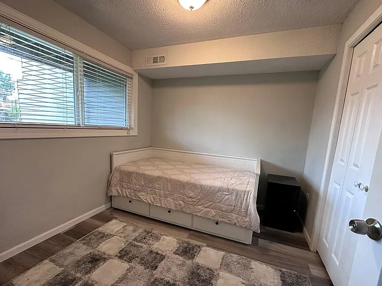 3rd bed/office/dan on the lower level