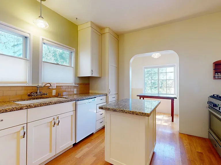420 Lester Ave — Photo 9