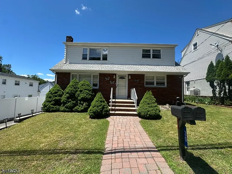 30 Garden Ave — Photo 1