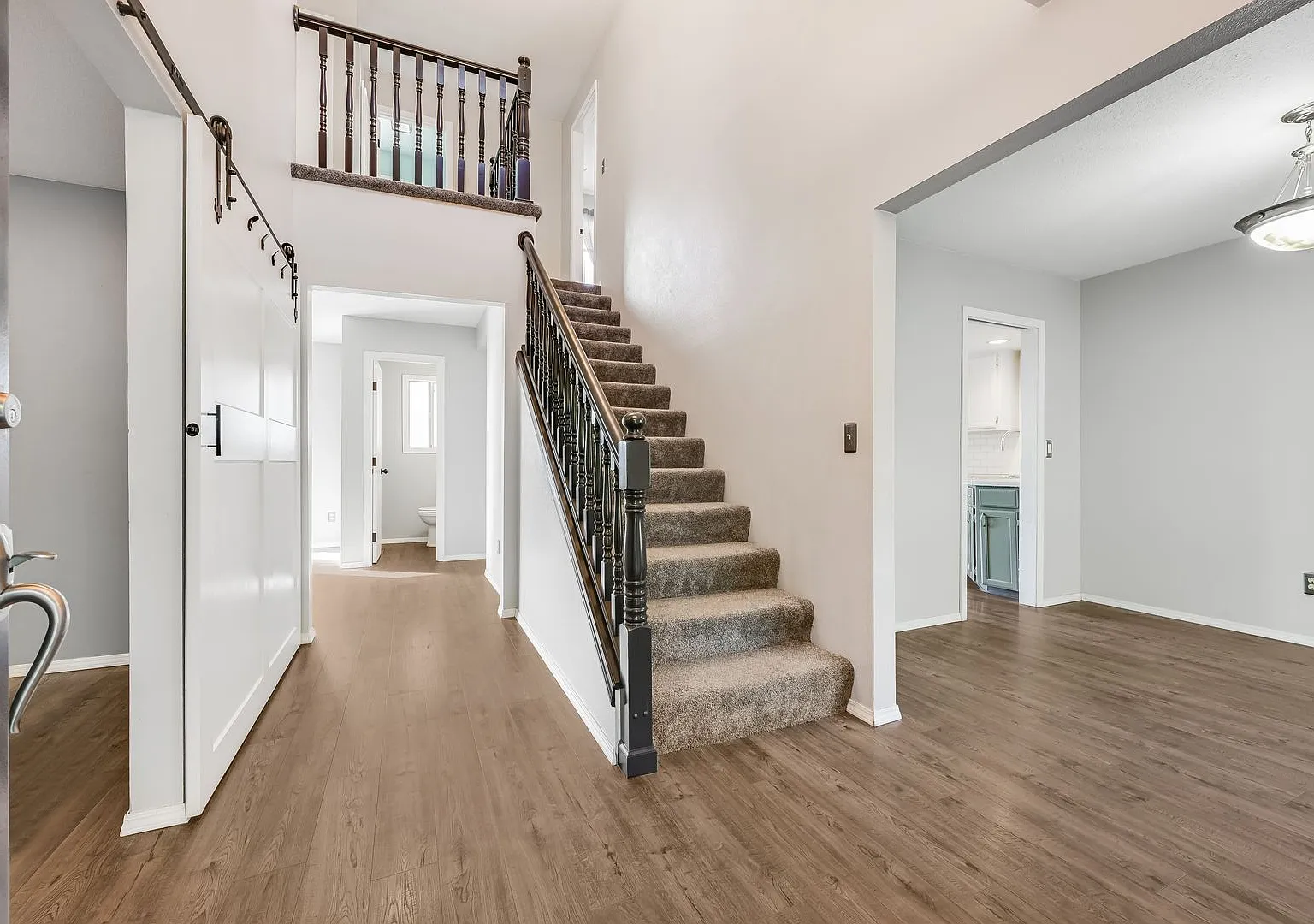 Beautiful 4 Bed, 4 Bath Rental Home in Gresham Butte! — Photo 3