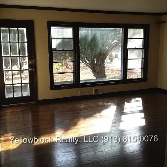 5717 W 75th St — Photo 2