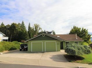 1419 NE Heritage Dr, Grants Pass, OR 97526