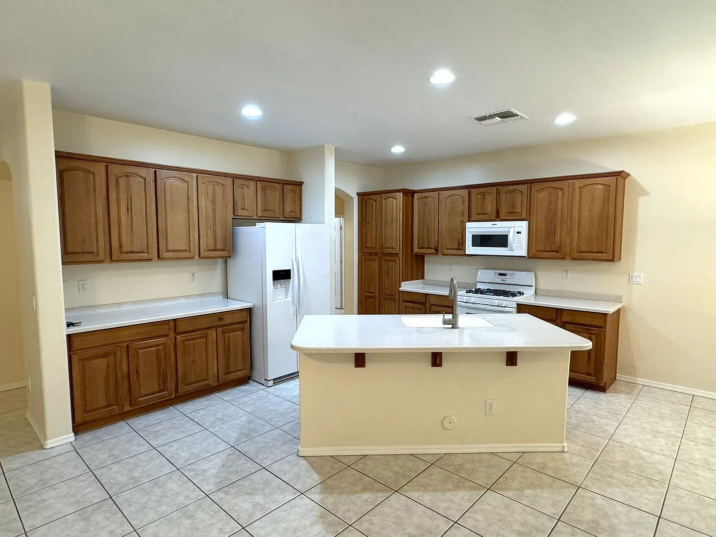 Beautiful, Single Level 4 Bedroom, 2 Bath Home In Goodyear — Photo 4