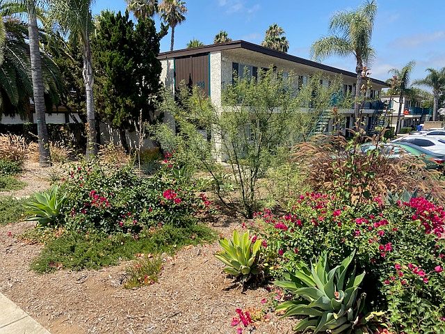1st image of 998 S Mollison Ave S APT 5