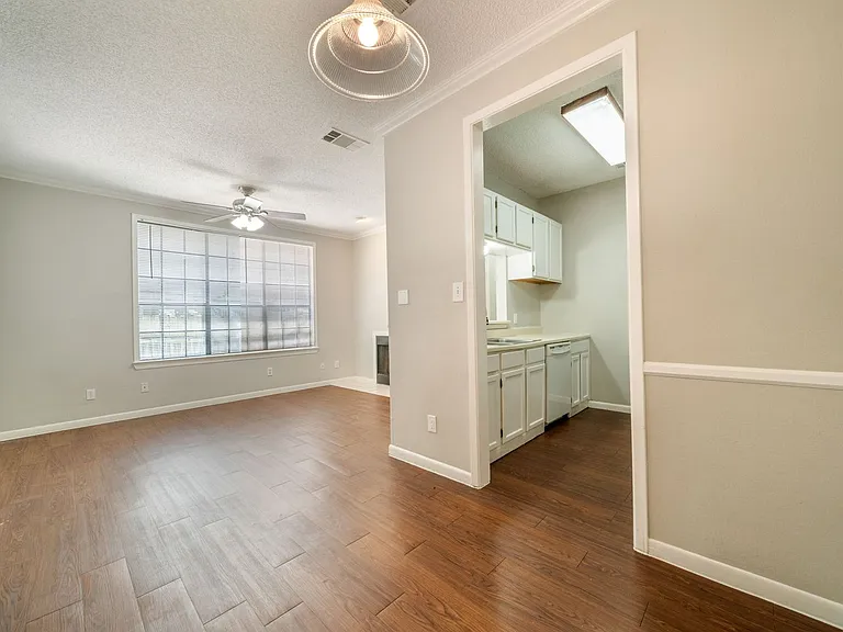 2300 Leon St #101 — Photo 9