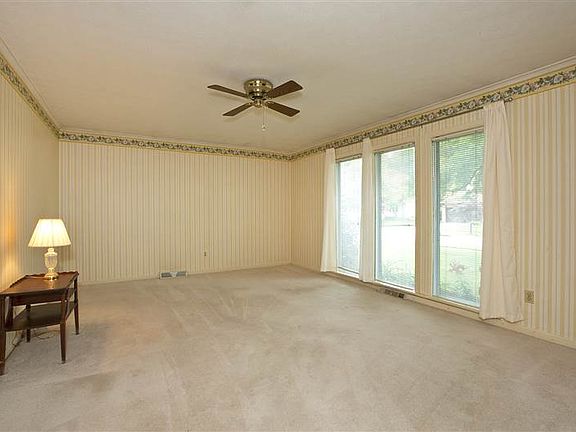 4th image of 360 Greenglade Ave