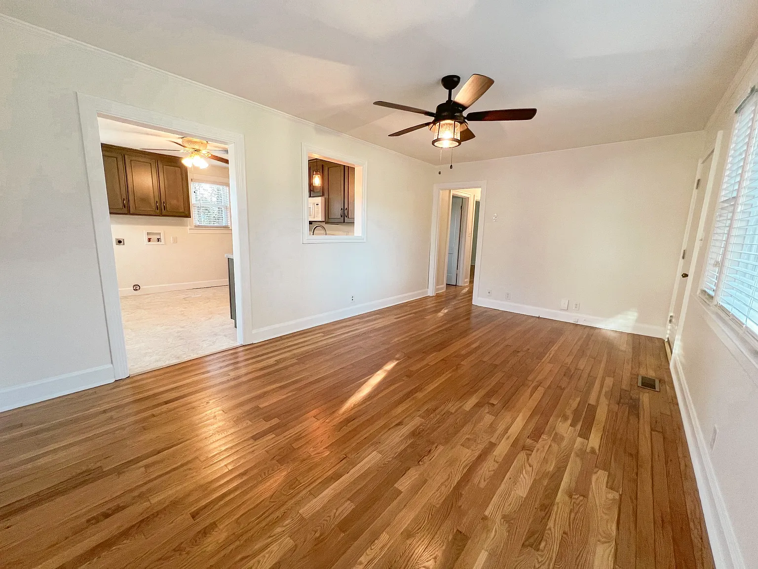 3 bed, 1.0 bath, 1008 sqft, $1,550 — Photo 4