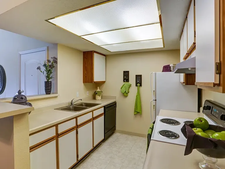 Sterling Pointe Apartments — Photo 43