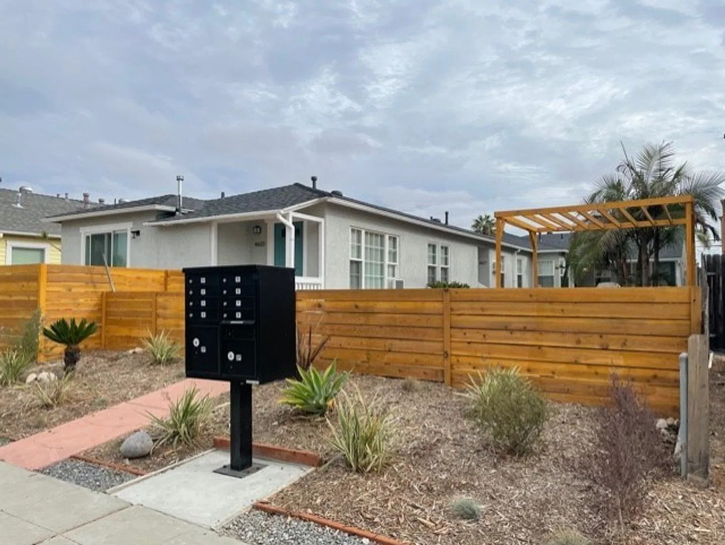 Perfect location!! Washer dryer in Unit!! Corner Apt!! 1/2 off your forst TWO months Rent!! — Photo 4