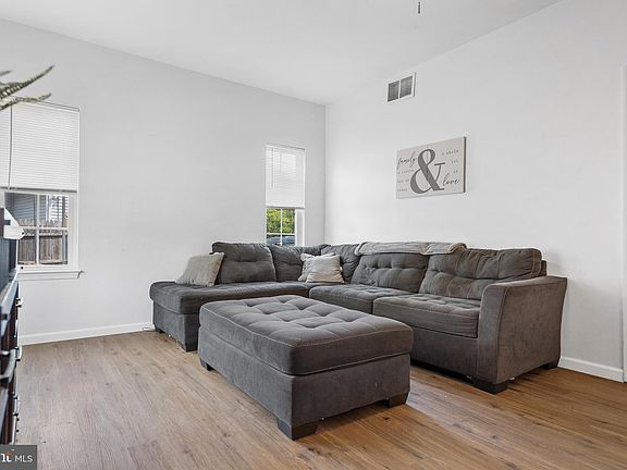 4th image of 925 Navajo Ave