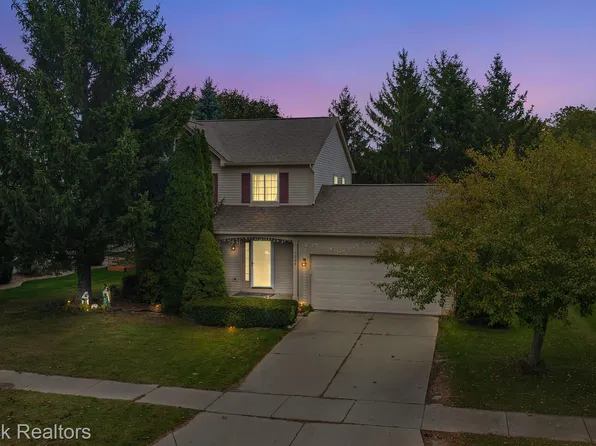 1504 Pond View Dr, Wixom, MI 48393