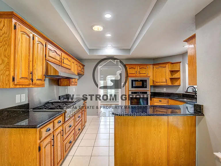 3914 Meadow Dr — Photo 10