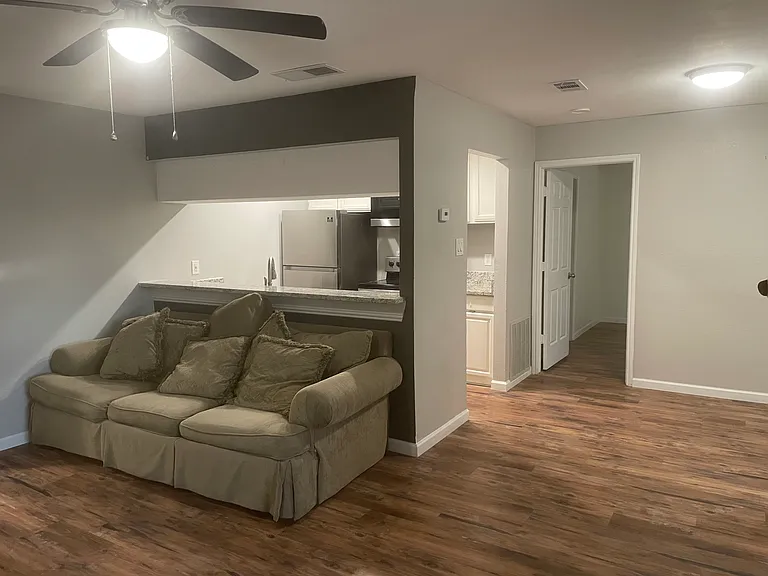 821 W Harwood Rd #D — Photo 2