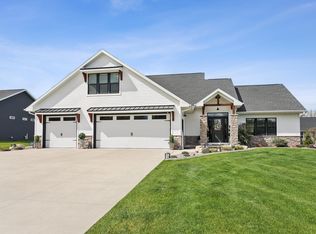 2082 Fescue Way, Suamico, WI 54313