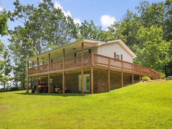 2 Forest Oaks Ln, Galax, VA 24333