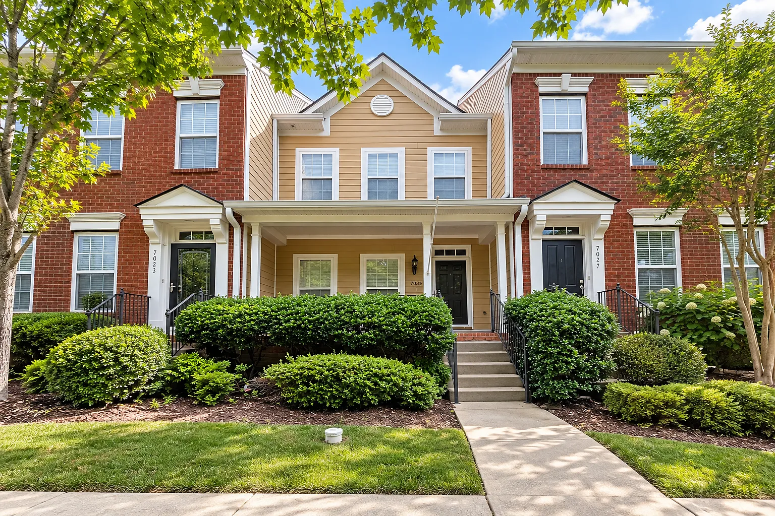7025 Sunnywood Dr — Photo 1