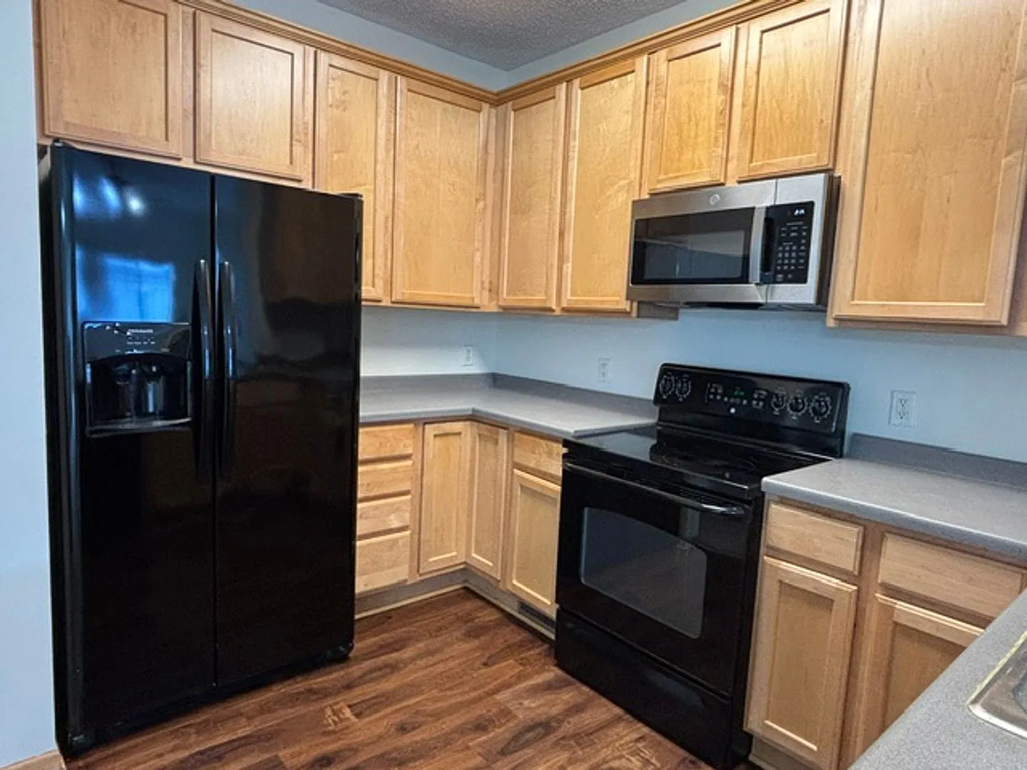 Spacious 2 bedroom townhome available NOW!! — Photo 3