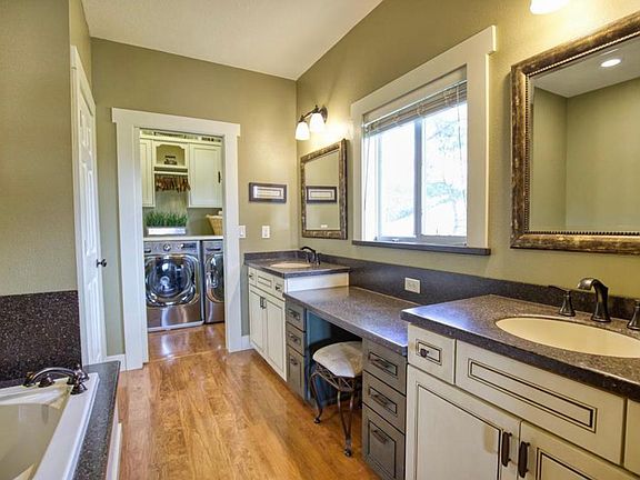 5th image of 36 Riverfront Dr #1