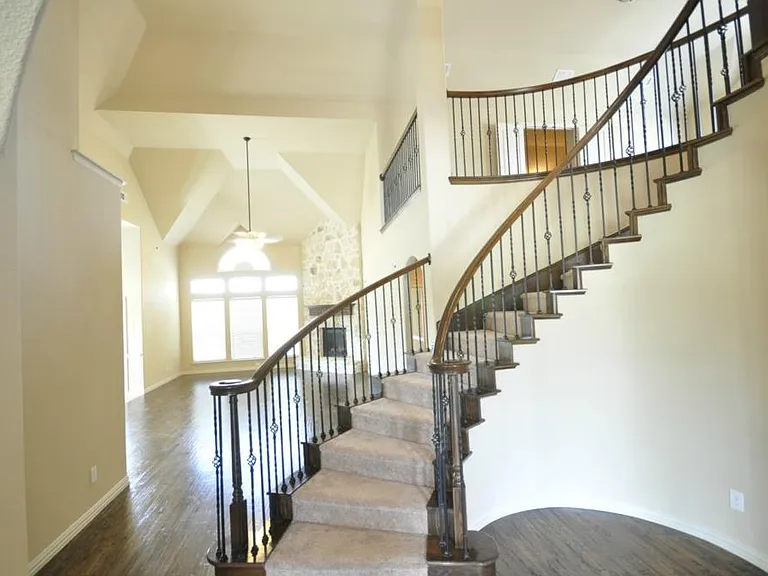 600 Falcon Dr — Photo 3