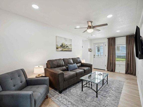 2nd image of 2131 1/2 King Ave #B