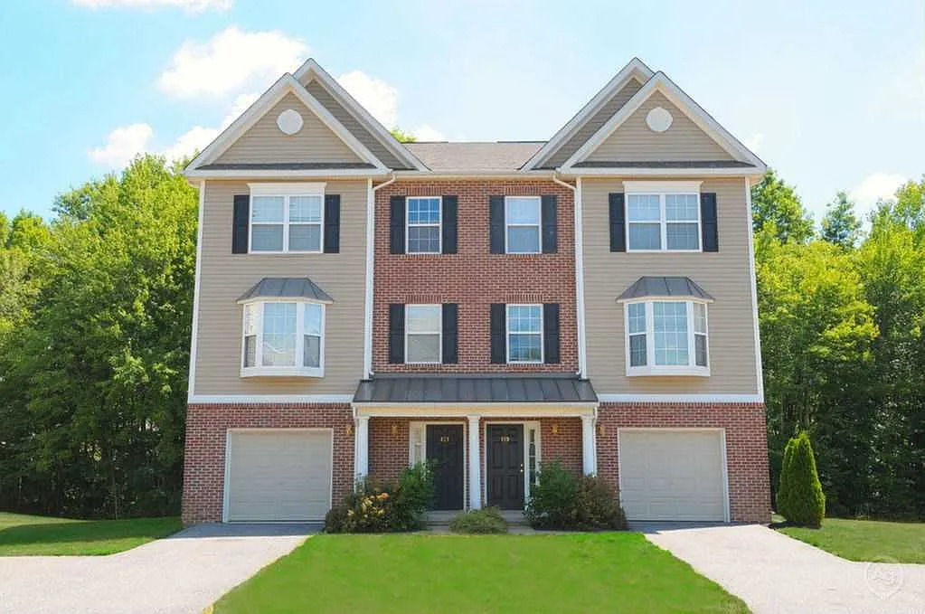 Valley Stream Village Townhomes — Photo 2