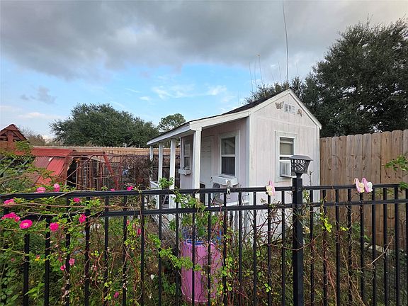 3rd image of 2414 Goldenrod St