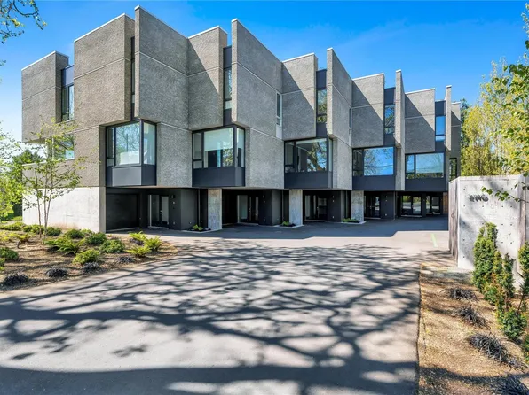 2910 Shelbourne St #2, Victoria, BC V8R 4M6