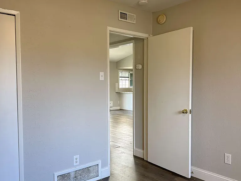 422 Woodmere Dr — Photo 8