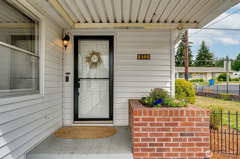 2nd image of 813 N 16th Avenue
