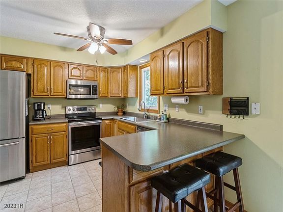 3rd image of 6101 Oakwood Dr