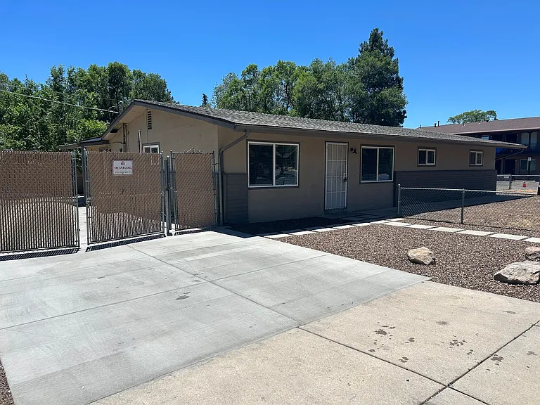 2405 E Dortha Ave — Photo 2