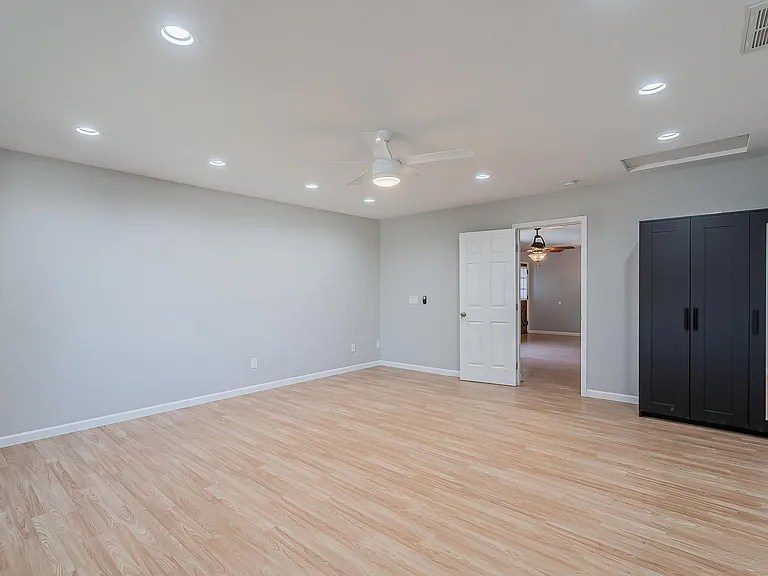 613 W 15th St — Photo 18