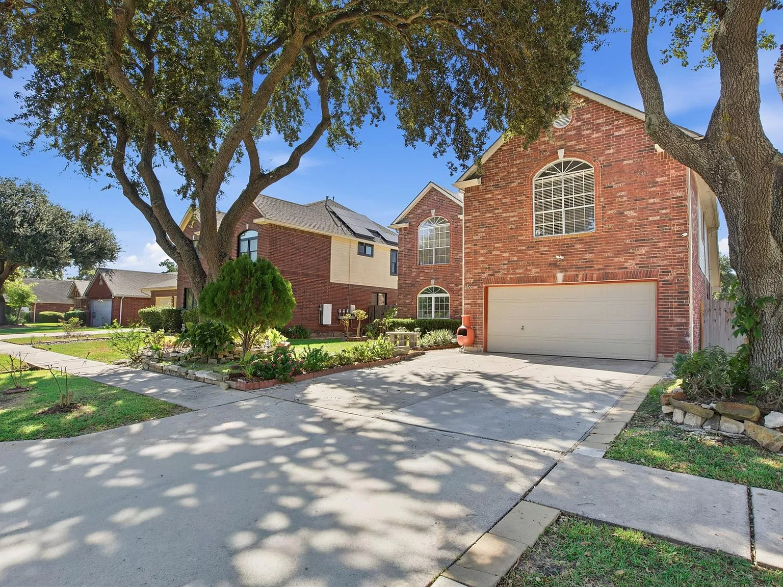 4 bed, 2.5 bath, 2240 sqft, $2,200 — Photo 2