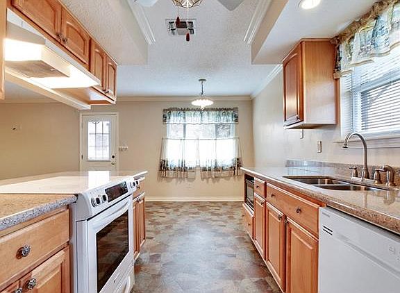 3rd image of 2700 Cambridge Dr