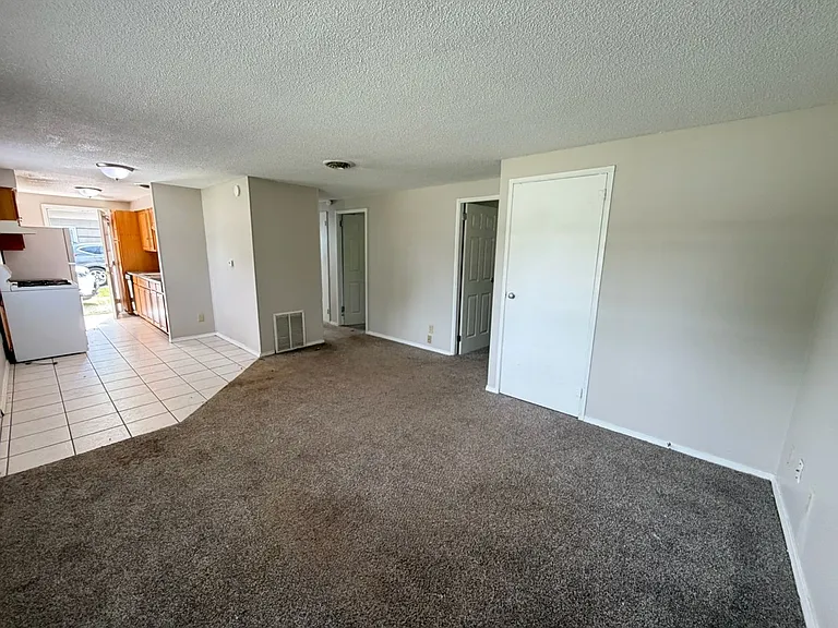 1827 Parkdale Dr — Photo 2