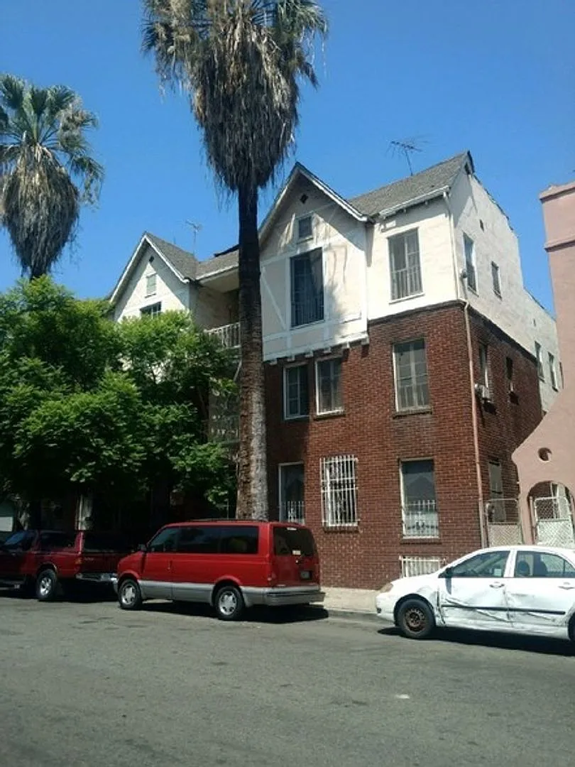 ING - Ingraham Apartments — Photo 4