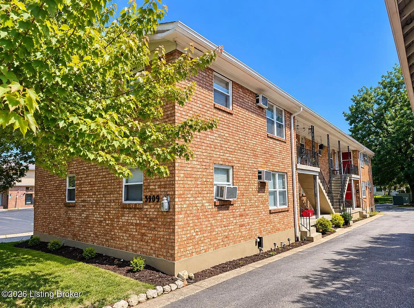 1 bed, 1.0 bath, 650 sqft, $850 — Photo 1