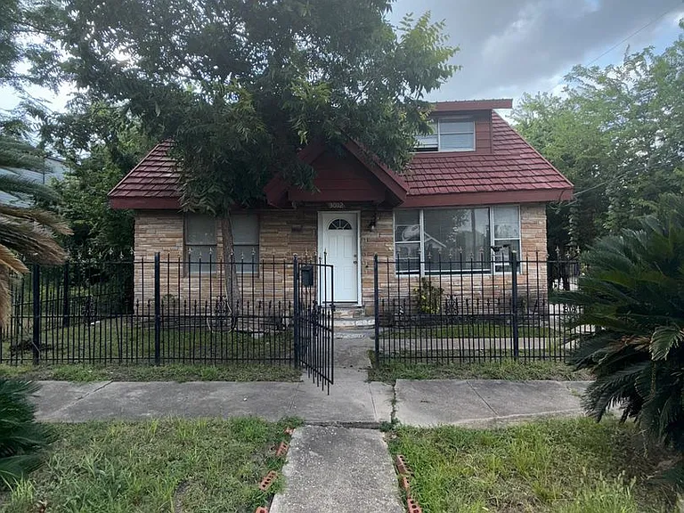 3012 Live Oak St — Photo 2